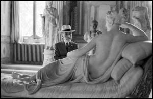 David Seymour, Bernard Berenson osserva la statua di Paolina Borghese di Antonio Canova alla Galleria Borghese di Roma. Roma, 1955 – © David Seymour