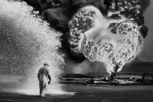 Kuwait un deserto in fiamme Sebastiao Salgado milano