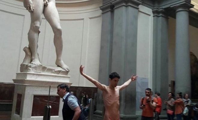 Uomo si spoglia davanti al David di Michelangelo a Firenze