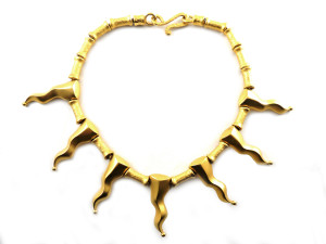 Collana Karl Lagerfeld in metallo dorato Anni Ottanta con sei elementi simulanti i raggi solari € 120/140