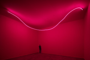 Lucio Fontana, Ambiente spaziale con neon, 1967/2017, veduta dell’installazione in Pirelli HangarBicocca, Milano, 2017. Courtesy Pirelli HangarBicocca, Milano. ©Fondazione Lucio Fontana Foto: Agostino Osio