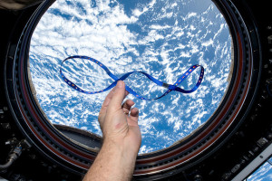 Foto della terra realizzata da Paolo Nespoli, vista attraverso il simbolo planetario dell'equilibrio, il Terzo Paradiso di Michelangelo Pistoletto