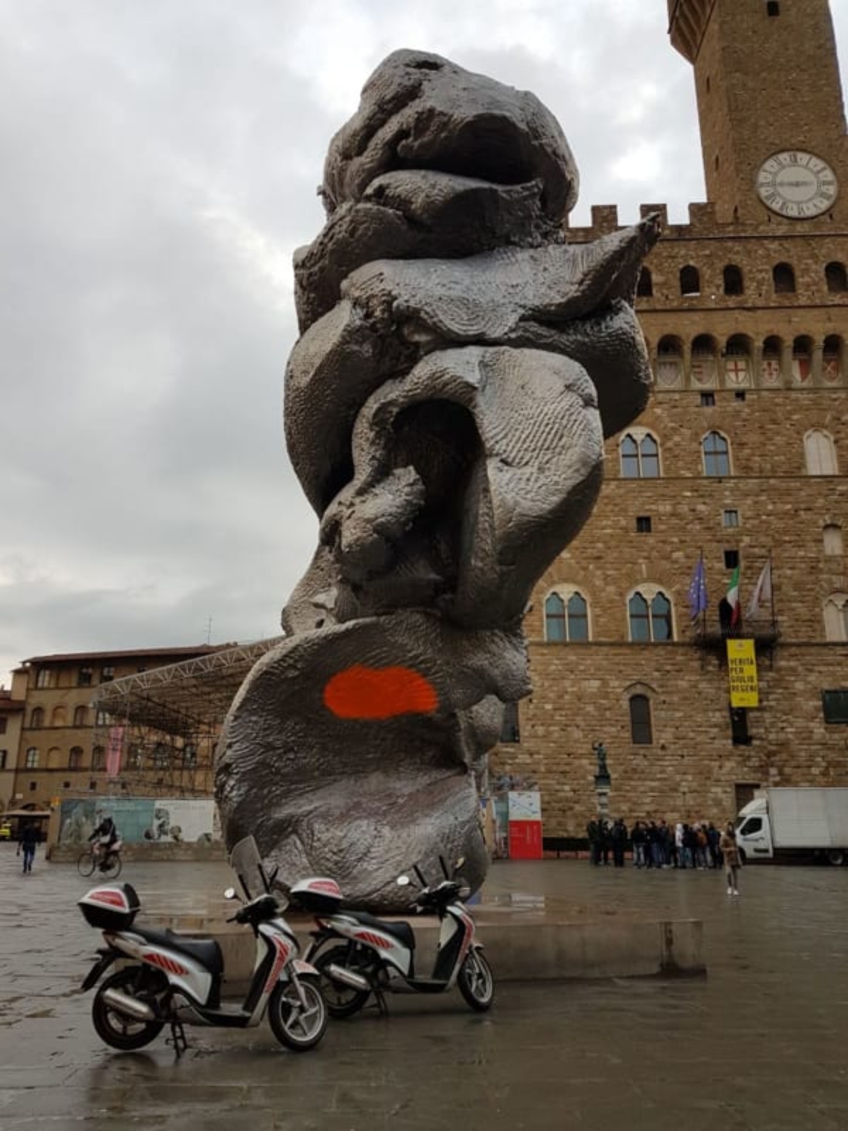 La scultura di Urs Fischer vandalizzata a Firenze
