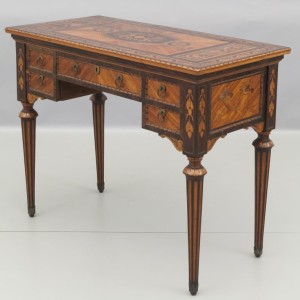 Lotto 208 Giuseppe.Maggiolini (Parabiago 1738 - 1814, attr.) Importante scrivania da centro a cinque cassetti, finemente intarsiata in legni vari con cornucopie e motivi neoclassici ripetuti sul fornte, sul piano e sui fianchi, gambe tonde scanalate ed intarsiate terminanti con piedino in bronzo dorato finemente cesellato, Lombardia II metà sec.XVIII cm.102x51xh.83 stima: 25000-27500 Eur