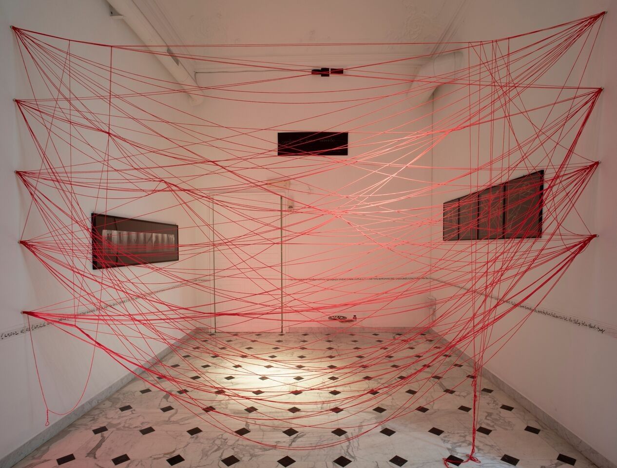 Installazione con dei fili sospesi di Anna Oberto per la mostra " Vita morte e miracoli" del Museo d'Arte Contemporanea Villa Croce di Genova