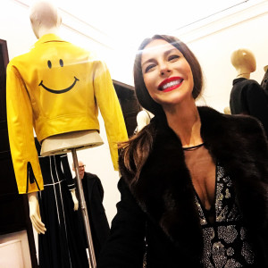 #SELFIEADARTE "Smile, you're on selfie camera” Moschino Giacca Biker con smile collezione ss 1992 #ITALIANA L’Italia vista dalla moda, dal 1971 al 2001 @PalazzoReale #Milano @CleliaPatella