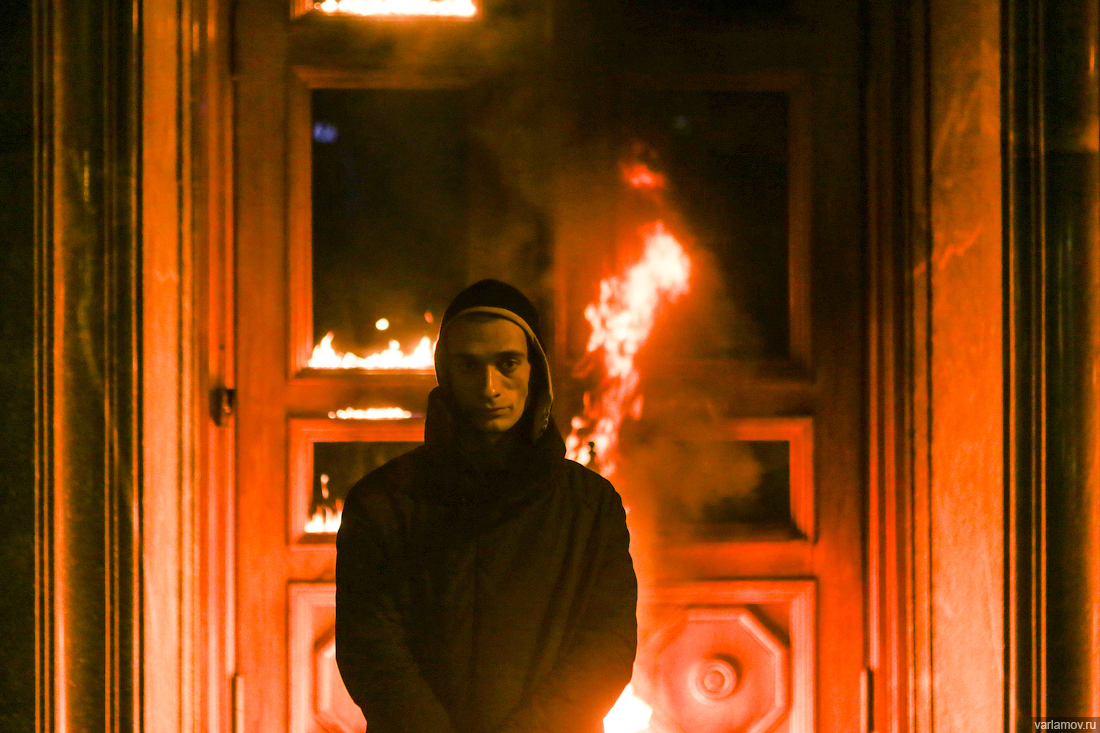 Pavlensky arrestato in Francia per aver incendiato una banca
