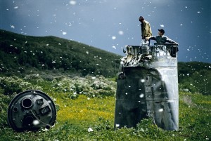 Magnum Manifesto - Jonas Bendiksen: Abitanti di un paese nel Territorio dell’Altaj raccolgono i rottami di una navicella spaziale precipitata, circondati da migliaia di farfalle. Russia, 2000. © Jonas Bendiksen/Magnum Photos/Contrasto