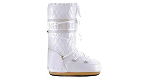 Lo scarpone Moon Boot Total White, esposto al MoMA