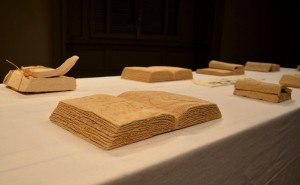 Maria Lai, Invito a Tavola, 2004