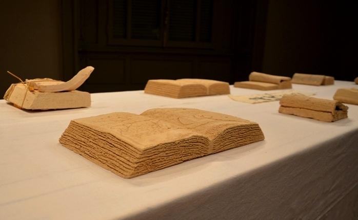 Pane e libri. Di terracotta. Immagini dalla mostra di Maria Lai alla Marianne Boesky Gallery di New York