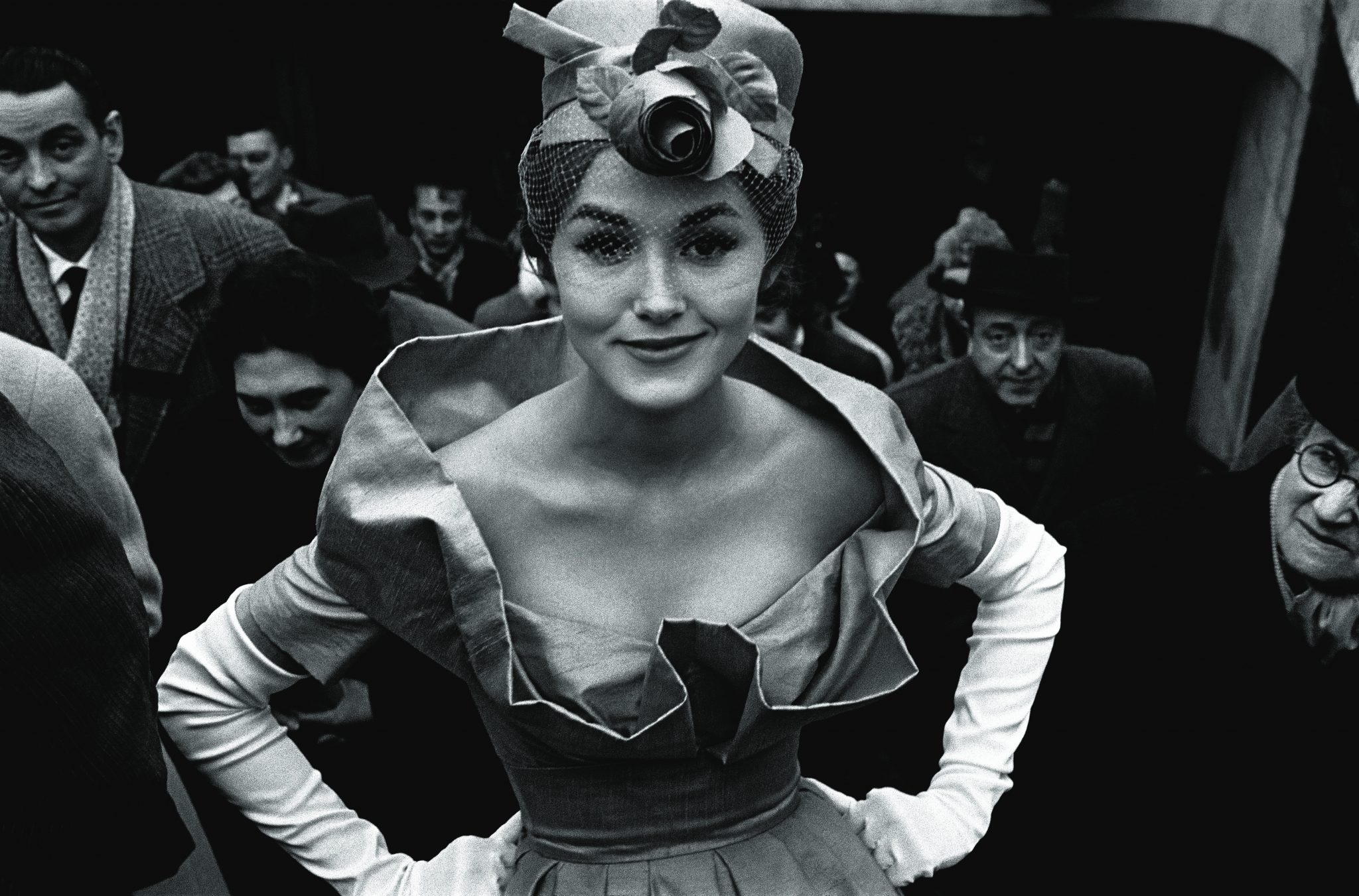 Parigi, Monique Dutto all'uscita della metro, 1959