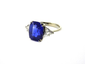 ANELLO IN PLATINO, DIAMANTI E ZAFFIRO KASHMIR Zaffiro ct 6,08 stimato 80/100.000,00 € Aggiudicato 177.00,00 €