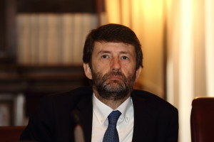Pensoso e preoccupato Dario Franceschini, ministro dei beni e delle attività culturali