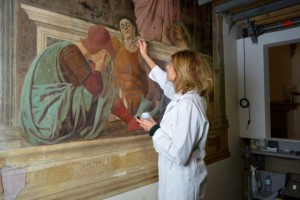 La restauratrice Paola Ilaria Mariotti, dell'Opificio delle Pietre Dure, al lavoro sulla Resurrezione