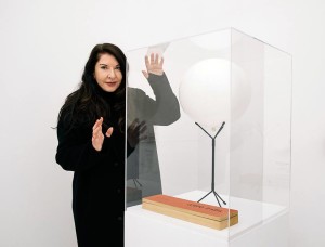 Marina Abramović posa con un'opera di Piero Manzoni