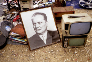 Mladen Stilinović, Sale of Dictatorship, 1977-2000 Stampa a getto d’inchiostro, 18 x 28 cm © l’artista. Courtesy Fondazione Cassa di Risparmio di Modena