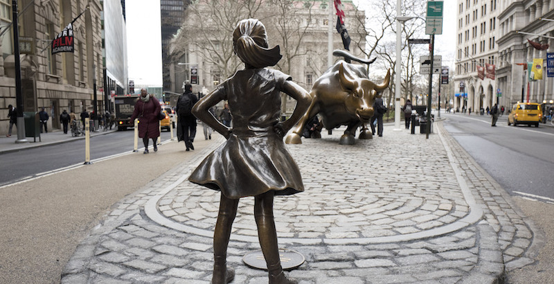 Fearless Girl saluta Charging Bull, le due statue non si guarderanno più