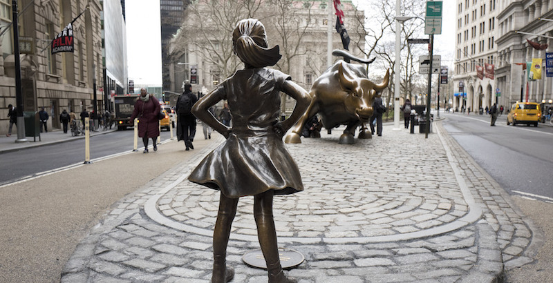 Fearless Girl e Charging Bull al Bowling Green Park, New York (AP Photo/Mark Lennihan)