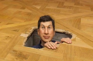 Maurizio Cattelan in una sua installazione