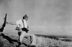 Morte di un miliziano lealista, fronte di Cordoba, Spagna, inizio settembre 1936 © Robert Capa © International Center of Photography - Magnum Photos