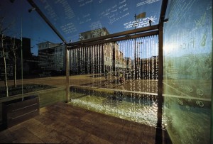Le parole scaldano 2004 Vetro, inox, travertino, bisazza, acqua 600x500x340 Courtesy Comune di Quarrata