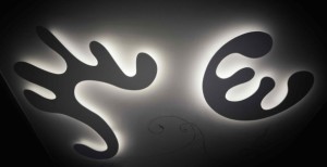 Lotto 31 LUCIO FONTANA 1899 – 1968 Soffitto: Concetto Spaziale due forme in gesso e stucco, illuminazione al neon cm 350×300; cm 190×190 Eseguito nel 1952-54 ⊕ € 300.000-400.000 £ 262.000-349.000 US$ 367.000-490.000