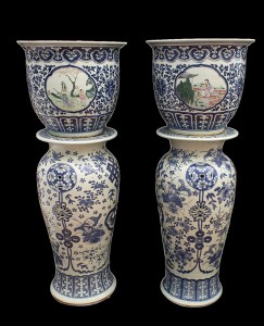 COPPIA DI CACHEPOTS CON BASI A BALAUSTRO Cina, inizio XIX secolo Porcellana bianca e blu – I cachepots 38 x 38 cm, le basi h 68 cm Lotto 175 Venduto a € 30.000