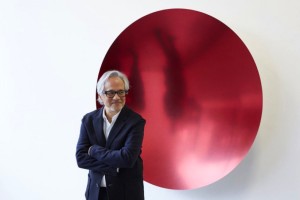 Anish Kapoor adavanti a una sua opera, courtesy Lisson Gallery