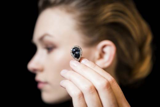 Un diamante blu da 6,7 milioni $ venduto da Sotheby’s a Ginevra