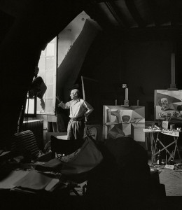 Herbert List. Pablo Picasso nel suo studio. Francia, Parigi, 7 Rue des Grands Augustins, 1948. © Herbert List/Magnum Photos