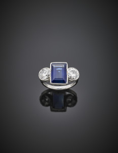 Il Ponte Lotto 1182 Anello in platino con due diamanti rotondi taglio a brillante vecchio europeo ai lati di uno zaffiro Kashmir di ct. 8,10 circa, diamanti per complessivi ct. 3,08 circa, g 7,90. Valutazione: 80.000-120.000 € Aggiudicazione: 275.000 €