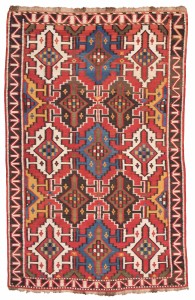 73 KILIM KUBA, AZERBAGIAN, 1900 CIRCA cm 225X350 Buono stato di conservazione. Stima € 1.800 - 2.200 La caratteristica forte composizione del kilim Kuba con motivo a grandi scudi é qui rappresentata magistralmente. Sul campo rosso acceso sono disposti i motivi grafici a scudo che a volte ricordano le auto della Formula Uno, si tratta di una variante rara da incontrare. La scelta grafica é molto decisa, come gli allineamenti. Bibliografia di riferimento: Yanni Petsopoulos, 'Kilims' The Art of Tapestry Weaving in Anatolia, the Caucasus and Persia, Thames And Hudson, 1979 London , tavv. 288