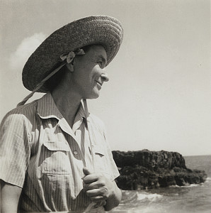 Harold Stein, Georgia O’Keeffe on Leho‘ula Beach, near Aleamai, Hāna, Maui (1939). Photo courtesy of the Alfred Stieglitz/Georgia O’Keeffe Archive, Yale Collection of American Literature Beinecke Rare Book and Manuscript Library.