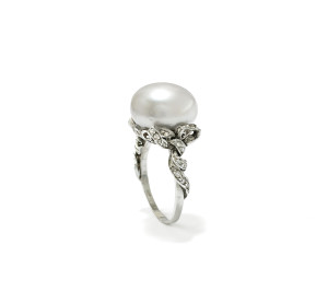Anello con perla naturale e rose di diamante, seconda metà XX secolo Stima € 15.000 – 20.000