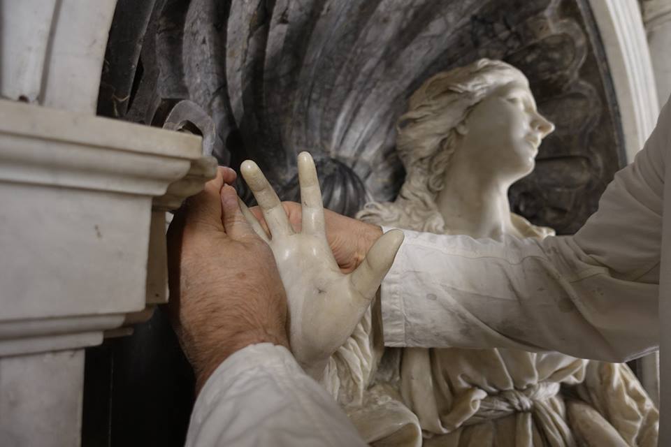 Santa Bibiana di Bernini mutilata: il riposizionamento dell’anulare destro perfettamente riuscito