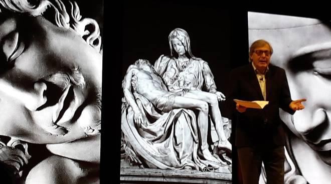 Sgarbi seduce il pubblico raccontando Michelangelo