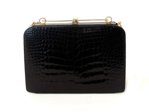 103 Borsa a mano in coccodrillo nero, Gucci Anni Ottanta tracolla composta da catena dorata removibile, chiusura impreziosita da cabochon di marcassite, corredata di sacchetto in tessuto, lievi difetti € 800/1.000