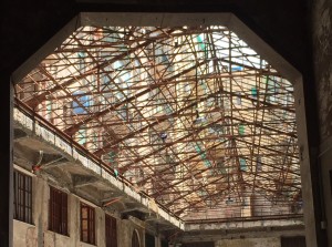 Una scheletrica tettoia in un cortile di via Maqueda, a Palermo