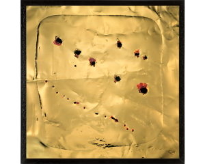 LUCIO FONTANA "Concetto spaziale" 1959 buchi, graffito e smalto su lamierina… Valutazione € 40.000 - 60.000