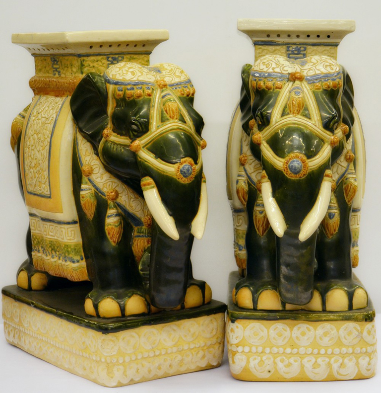 Lotto 283 Coppia di sculture, sec. XX, in ceramica smaltata, raffiguranti elefanti, cm 56x23x55 (2) STIMA € 600 / 900