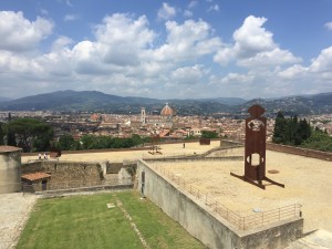 Eliseo Mattiacci, Gong, Forte Belvedere (Sulla destra: Totem con nuvola, 1996)