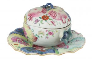 Zuppiera con coperchio e vassoio Cina, fornaci di Jingdezhen, dinastia Qing (1644-1911), regno di Qianlong (1736-1795), 1770-1780 circa Porcellana di tipo Famiglia Rosa Venduta per € 8.970
