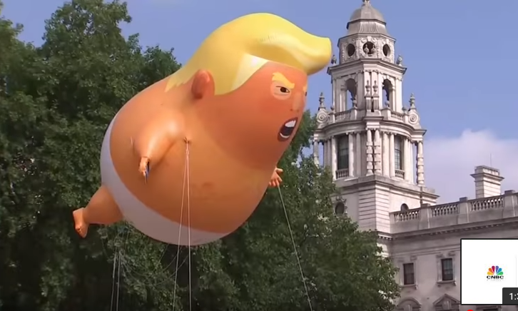 Baby Trump in volo a Londra sopra Parliament Square