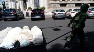 La performance itinerante di Berna Reale a Milano (foto Nicoletta Braga)