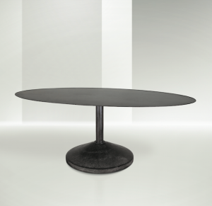 Lotto 35 Franco Albini Grande tavolo ovale con struttura in ferro laccato e piano in ferro patinato a cera. Base in ardesia. Esemplare unico per committenza privata a Genova. Certificato di autenticità. Provenienza: collezione privata di Roma. cm 202x112x79,5 Prod. Italia, 1956 Stima € 40.000 - 60.000 Venduto a 90.000 €