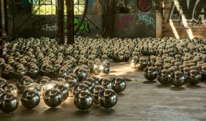 Yayoi Kusama, Narcissus Garden, Rockaway Beach (foto MoMA PS1)