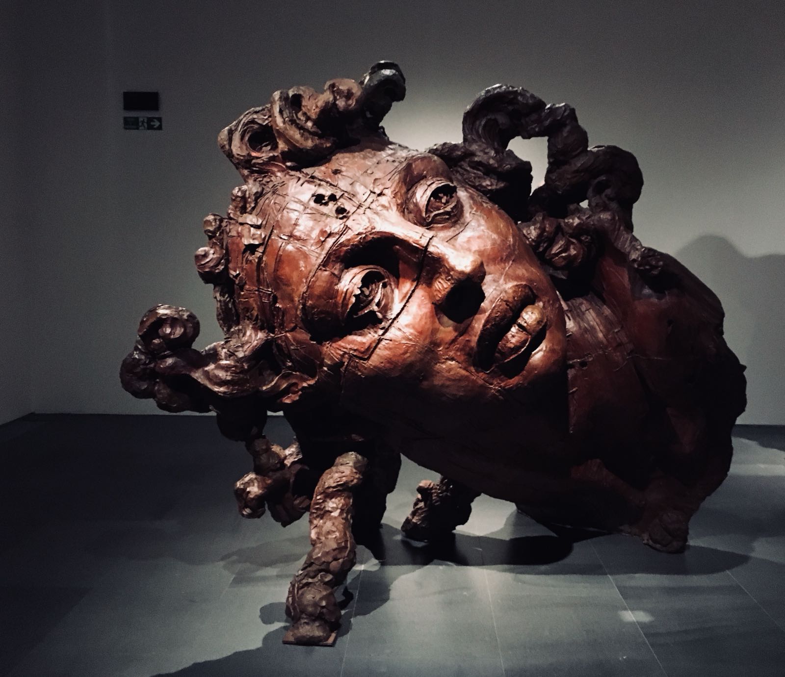 Il tumulto delle forme palpitanti e titaniche di Javier Marìn, in mostra a Milano