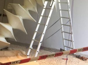 La scala da quale è caduto Luca Lovati installando la Struttura Modulare Bianca di Bonalumi del 1970 (corriere)