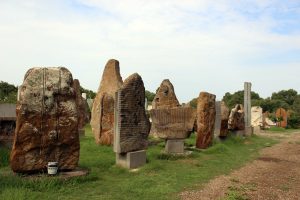 4. Veduta delle sculture all’entrata del Giardino: tra di esse alcune sono sculture sonore